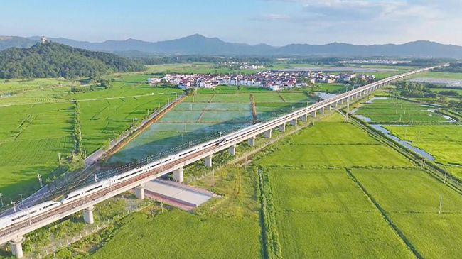 Railway fixed asset investment tops 900 billion yuan in 2025.jpg