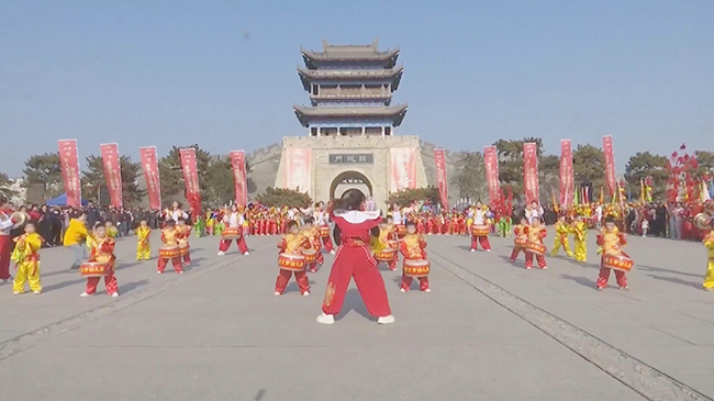 Chinese people welcome New Year with various activities.jpg