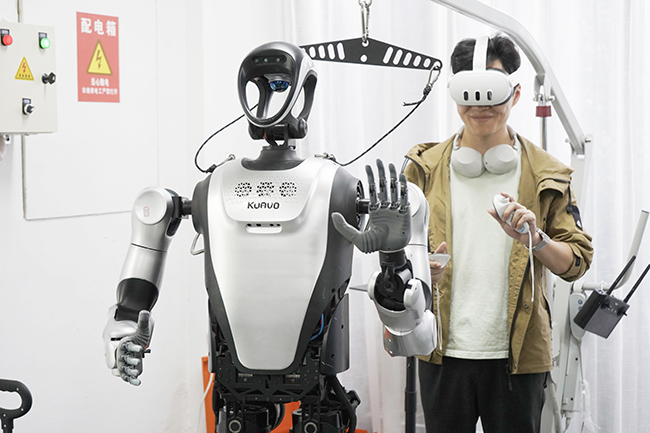 Staff operated Leju's KUAVO robot using VR equipment.jpg
