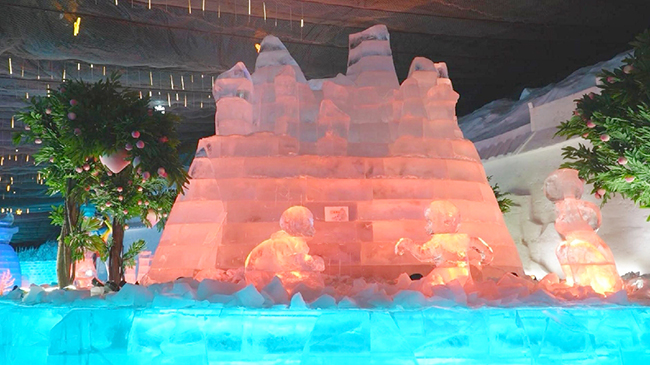 Ice lantern festival in Beijing dazzles visitors with ice sculptures, light effects.jpg