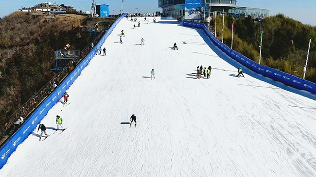 China’s ski resorts, ice rinks draw crowds as winter season peaks.jpg