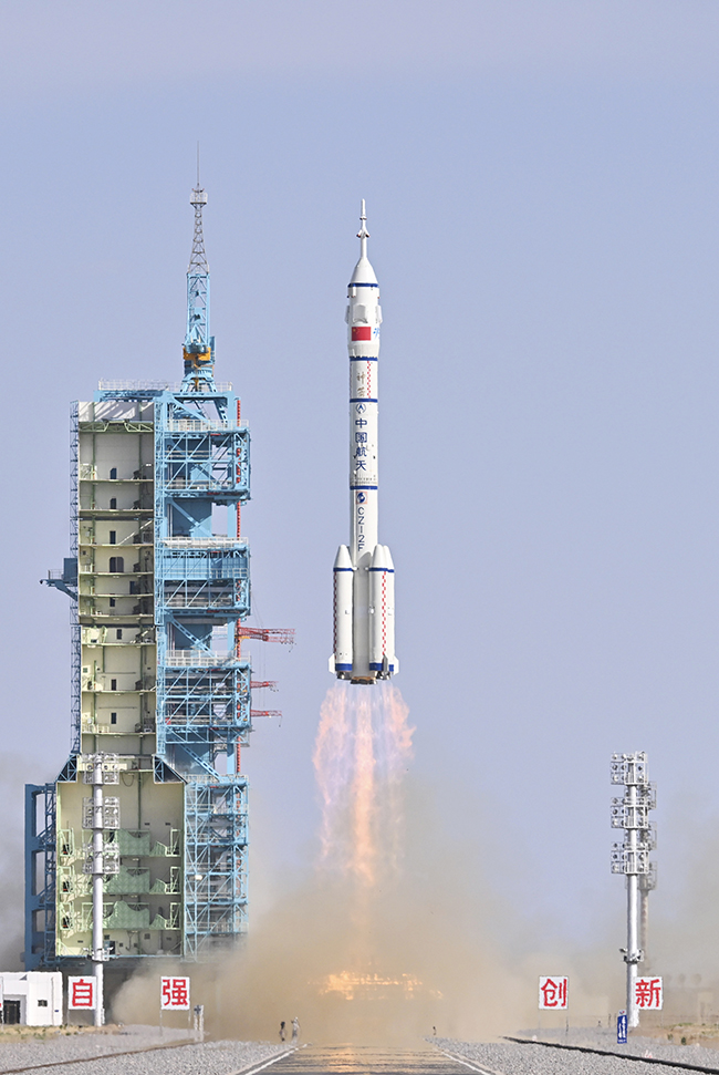 1.The Chinese Long March rocket carrying the Shenzhou-20 manned spaceship lifted off..JPG