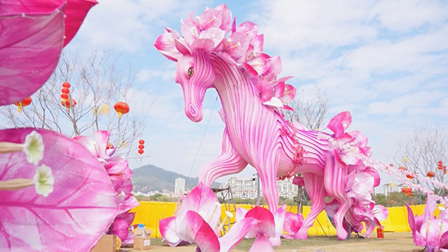 Xiamen decorated with lanterns, horse statues for upcoming Spring Festival.jpg