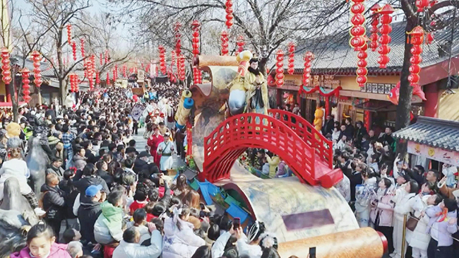 2，沉浸式演艺引爆河南文旅：开封清明上河园假期游客量激增.jpg