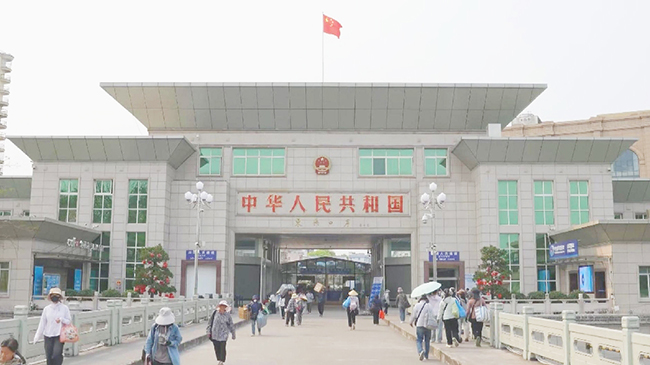 China-Vietnam land port reports 4 mln cross-border trips.jpg