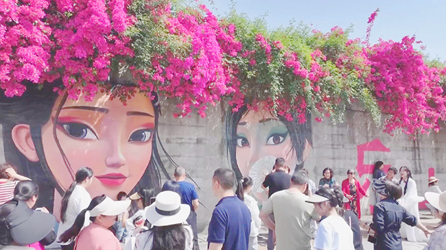 Roadside graffiti wall becomes new tourist attraction in Sichuan.jpg