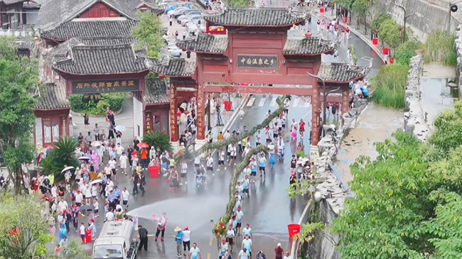 Guizhou folk parade celebrates water dragon festival.jpg Guizhou folk parade celebrates water dragon festival.jpg