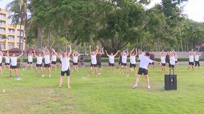 Overseas tourists experience ancient Chinese exercise, traditional Chinese medicine.jpg